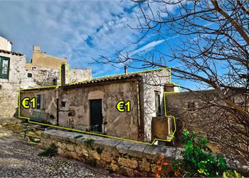 Town House в продажа для Sutera