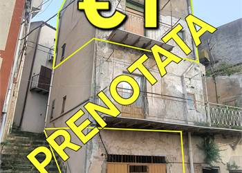 VENDESI CASA A 1 € A SUTERA