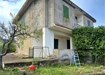 VENDESI CASA DI CAMPAGNA 150 MQ CON 12.000MQ TERRENO