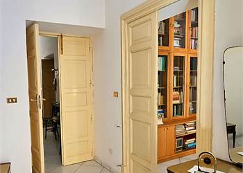 VENDESI APPARTAMENTO 130 MQ 1°PIANO CENTRO STORICO
