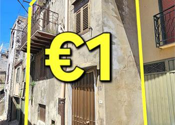 VENDESI CASA AD 1 € A SUTERA
