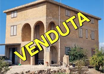 VENDESI TERRENO 7000MQ  CON CASA 330MQ