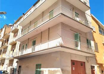 VENDESI CASA SINGOLA 300 MQ A FAVARA