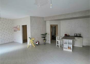 VENDESI APPARTAMENTO RISTRUTTURATO 110 MQ 3° PIANO